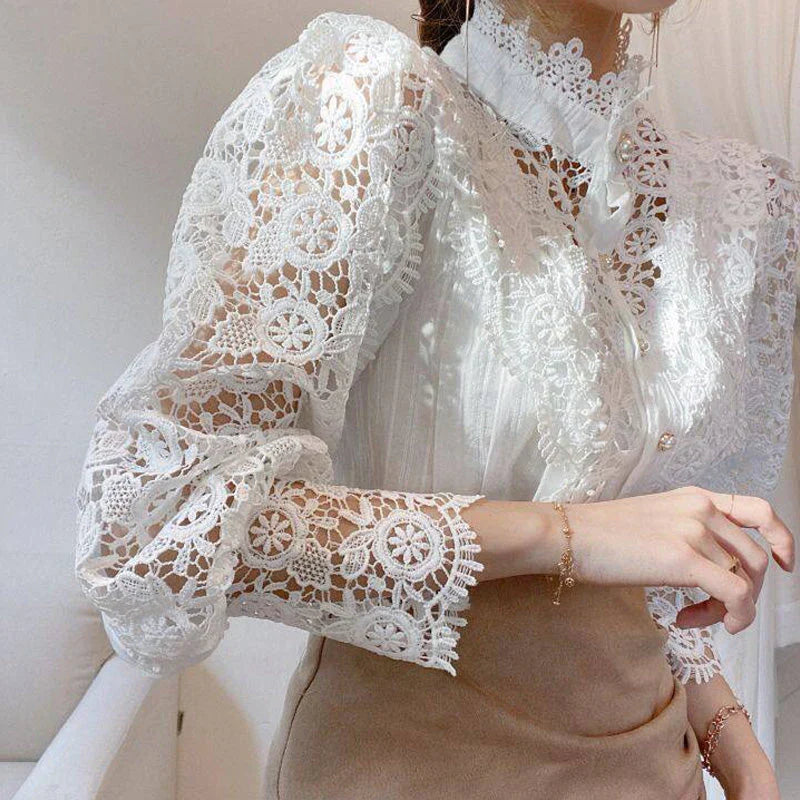 Blouse à col haut avec fleurs