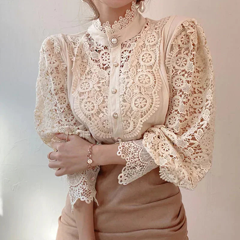 Blouse à col haut avec fleurs