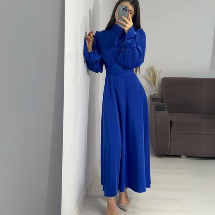 La robe en satin douce avec des manches longues