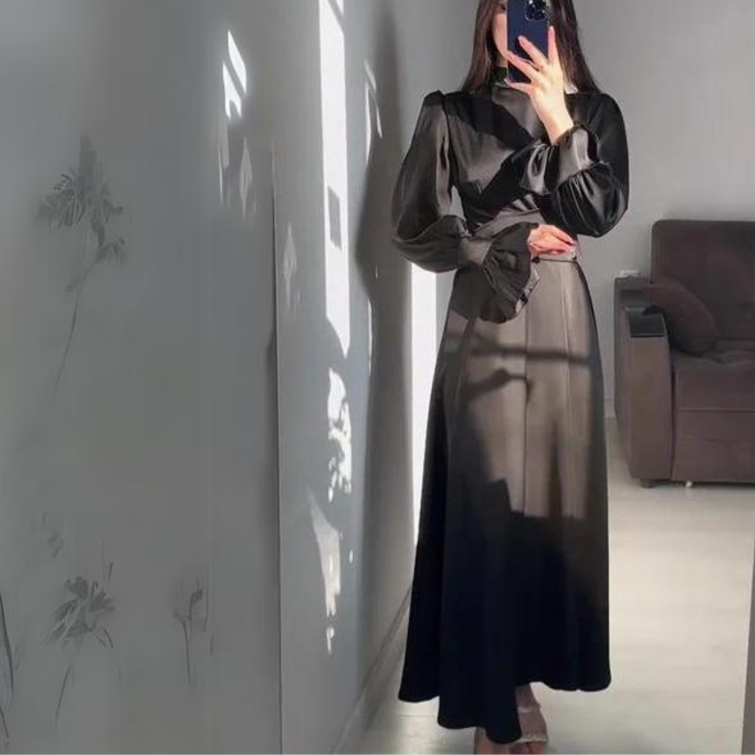La robe en satin douce avec des manches longues