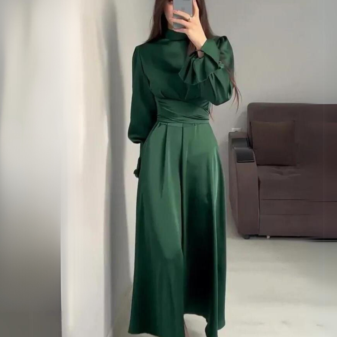 La robe en satin douce avec des manches longues