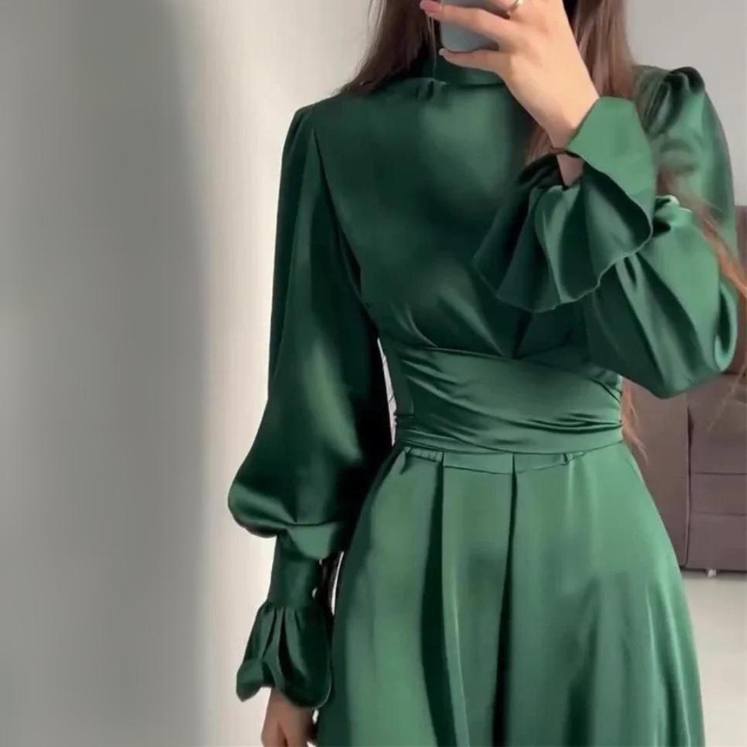 La robe en satin douce avec des manches longues