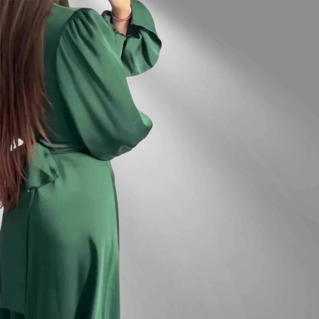 La robe en satin douce avec des manches longues