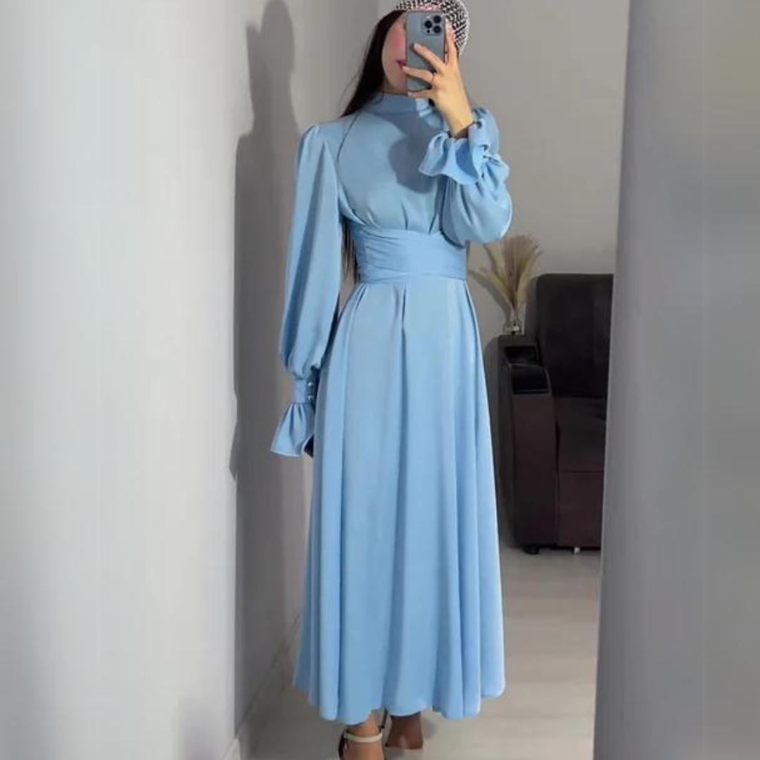 La robe en satin douce avec des manches longues