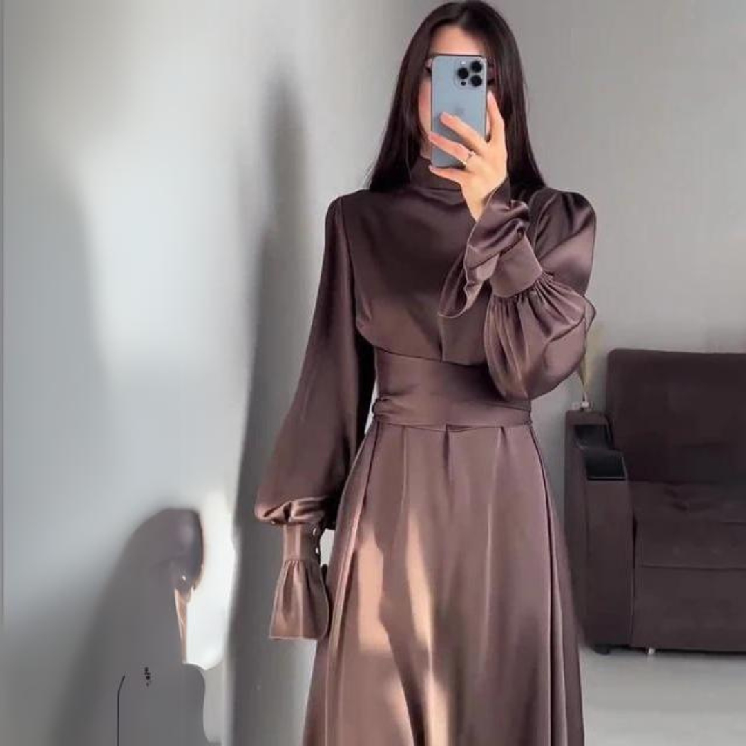La robe en satin douce avec des manches longues