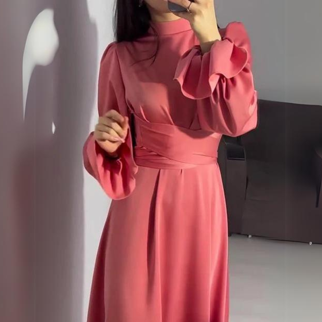 La robe en satin douce avec des manches longues