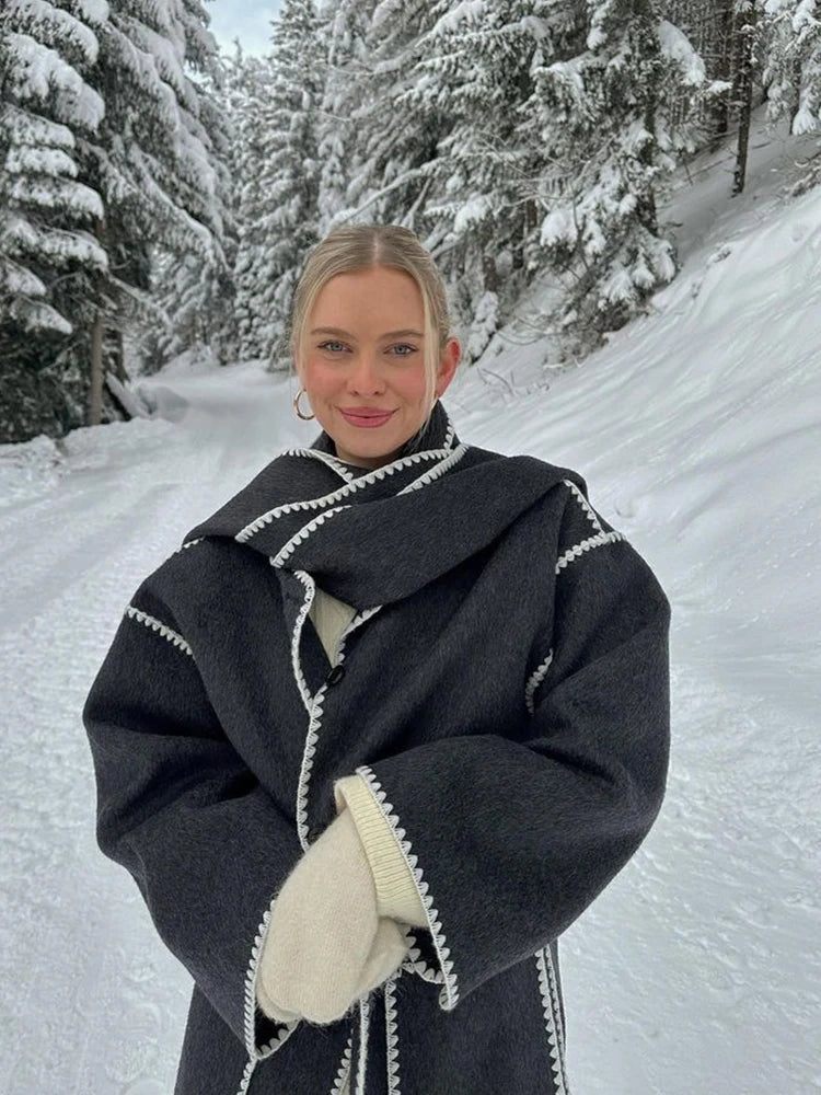 Nicola | Écharpe élégante avec pompons chics