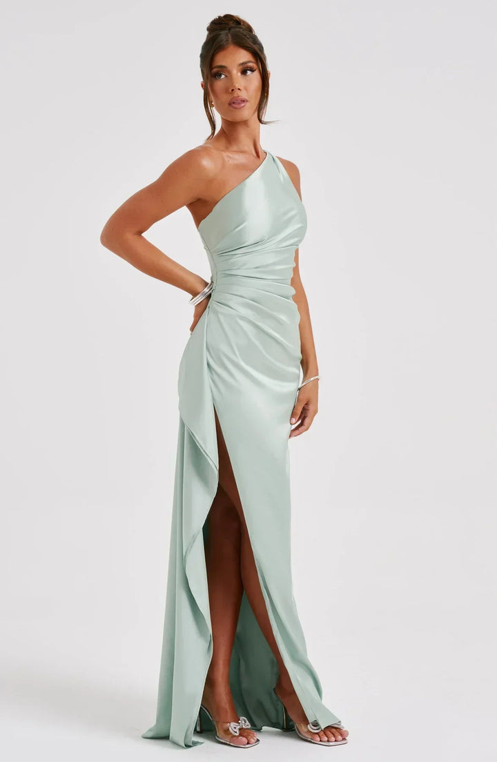 Robe fendue en satin plissé