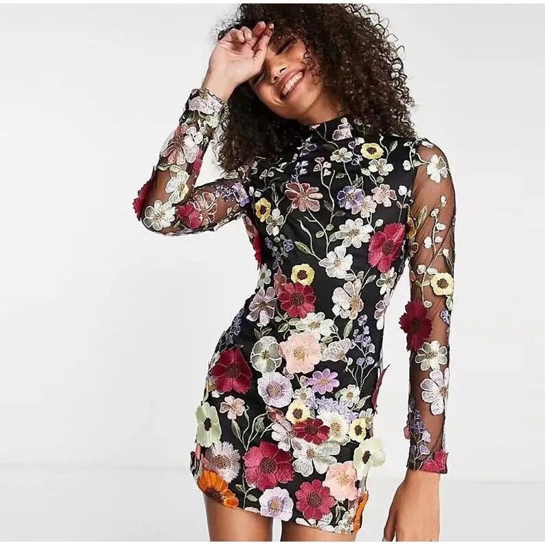 Robe courte avec des appliques florales et un aspect translucide