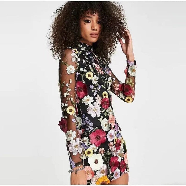 Robe courte avec des appliques florales et un aspect translucide
