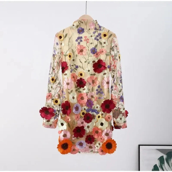 Robe courte avec des appliques florales et un aspect translucide