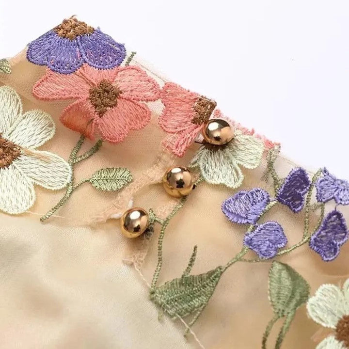 Robe courte avec des appliques florales et un aspect translucide