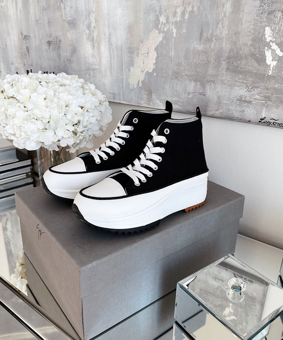 Adelia - Des baskets noires élégantes pour un look intemporel
